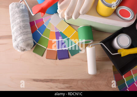 Composition avec du matériel pour peindre les murs sur une table en bois. Composition horizontale. Vue d'en haut. Banque D'Images