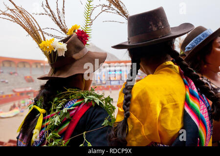 Les gens attendent leur tour pour venir à la danse dans le festival dans une arène de Lima, Pérou Banque D'Images