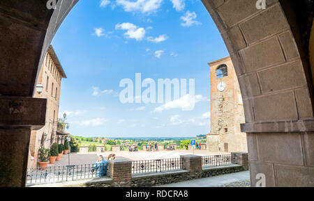 Castelvetro, Italie - 25 Avril 2017 : Jour de la place principale et édifices médiévaux dans Castelvetro di Modena, Italie. Castelvetro est connue pour ses 6 m Banque D'Images