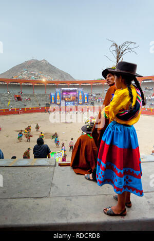 Les gens attendent leur tour pour venir à la danse dans le festival dans une arène de Lima, Pérou Banque D'Images