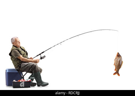 Tourné sur toute la longueur d'un pêcheur avec un gros poisson carpe sur la canne à pêche isolé sur fond blanc Banque D'Images