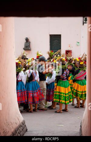 Les gens attendent leur tour pour venir à la danse dans le festival dans une arène de Lima, Pérou Banque D'Images