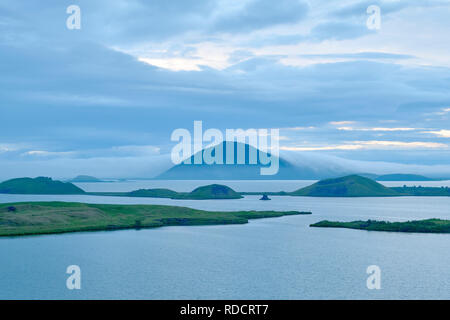 Le lac Myvatn un lac eutrophe peu profond et Vindbelgjarfjall situé dans une zone de volcanisme actif dans le nord de l'Islande, Banque D'Images
