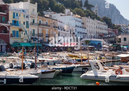 Bâtiments colorés côté port autour de Marina Grande, île de Capri, Italie Banque D'Images