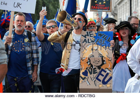 Les participants à un Brexit mars à Westminster pour le rallye d'attente pour commencer à Londres. Banque D'Images