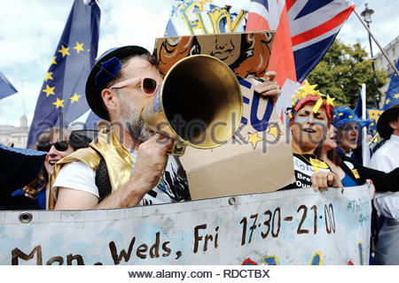 Les participants à un Brexit mars à Westminster pour le rallye d'attente pour commencer à Londres. Banque D'Images