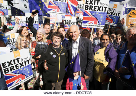 Les participants à un Brexit mars à Westminster pour le rallye d'attente pour commencer à Londres. Banque D'Images