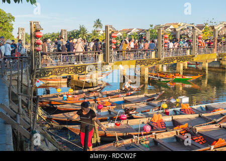 Les petits bateaux en attente de prendre les touristes pour des excursions en bateau sur les cours d'eau autour de la ville de Hoi An à Quang Nam Province Banque D'Images