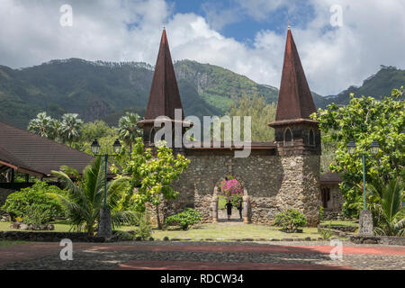 La Polynésie française, les îles Marquises, Nuku Hiva, Taiohae, porte de l'église Banque D'Images