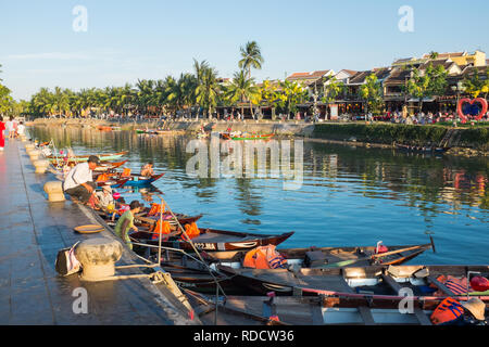 Les petits bateaux en attente de prendre les touristes pour des excursions en bateau sur les cours d'eau autour de la ville de Hoi An à Quang Nam Province Banque D'Images