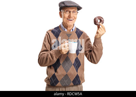 Cheerful senior man holding un beignet au chocolat et une tasse de café isolé sur fond blanc Banque D'Images