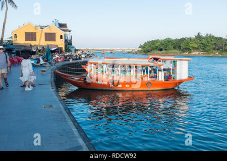 Ferry touristiques bateaux amarrés sur la berge, dans la ville de Hoi An à Quang Nam Province Banque D'Images