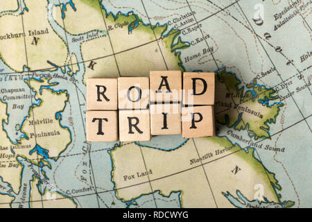 Road Trip écrit dans des blocs de bois sur une carte vintage Banque D'Images