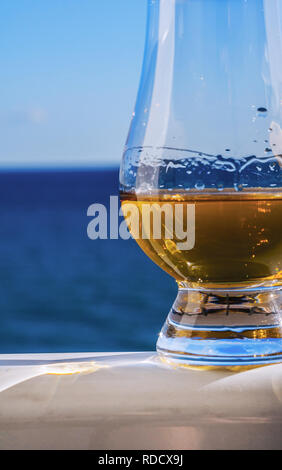 Single Malt Whisky dans un verre de dégustation sur le fond de la mer, unique et exclusive, la jouissance de whisky Banque D'Images