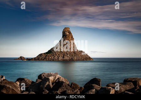 La mer volcanique des piles de Aci Trezza (faraglioni) dans une journée d'hiver ensoleillée, Sicile, Italie Banque D'Images