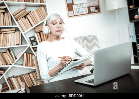 Professeur principal d'écoute attentive fait tâche dans les écouteurs Banque D'Images