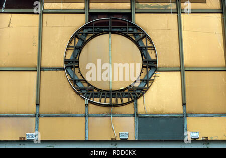 Allemagne, Berlin, République démocratique allemande , demeure d'armoiries de l'état de la RDA à la façade de verre du palais de la république, ex-oreilles wreath with hammer sickle et boussole, le bâtiment a été construit au cours de 1973-1976 et utilisé pour la Volkskammer East parlement allemand, démoli 2006-2008, la reconstruction de Berlin château a commencé ici 2013 Banque D'Images