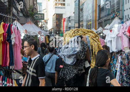 Un marché des vêtements au marché du textile de Pratunam dans la ville de Bangkok en Thaïlande en Southeastasia. Thaïlande, Bangkok, novembre, 2018 Banque D'Images