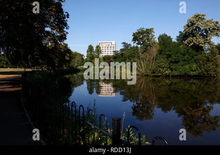 À la recherche de l'autre côté du lac à Clissold Park aux Rois Crescent Estate, Stoke Newington, London, UK Banque D'Images