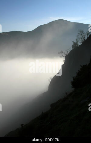 Tôt le matin dans la brume de la vallée de Newlands, Keswick, Lake District, Cumbria, Royaume-Uni Banque D'Images