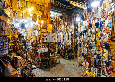 Souvenirs oriental marocain et produits sur le marché dans la médina de Marrakech, Maroc Banque D'Images
