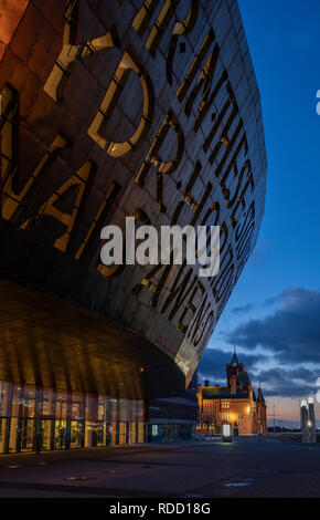 Wales Millennium Centre et le bâtiment à l'aube de Pierhead Roald Dahl Plass, la baie de Cardiff, Pays de Galles Banque D'Images