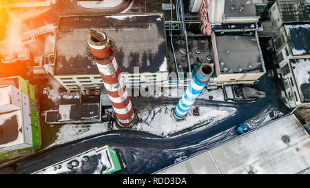 Vue aérienne de l'acier industriel usine. Usine sleel aériennes. Volant au-dessus de l'usine sidérurgique de la fumée des pipes. La pollution de l'environnement. La fumée. Banque D'Images