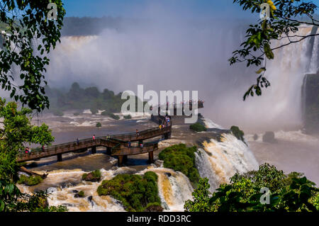 Vue éloignée sur la passerelle au-dessus de chutes d'Iguaçu, côté Brésilien Banque D'Images