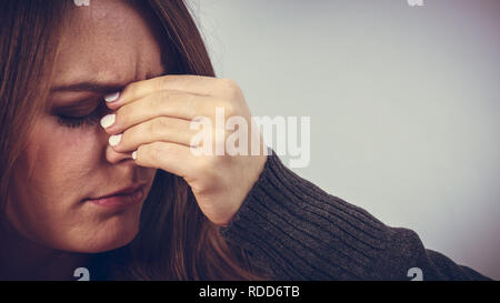 Douleur Sinus causant des maux de tête très paintful. Femme malsaine dans la douleur. Fort mal de Sharp. Banque D'Images