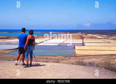 Couple au point de vue sur la saline. Salinas de Janubio Réserve Naturelle, Lanzarote, îles Canaries, Espagne. Banque D'Images