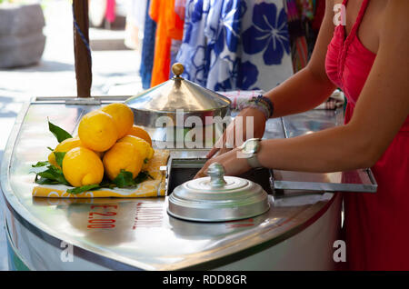 Positano, Italie - 01 juillet 2013 : granita citron vendu dans la rue à Positano. Banque D'Images