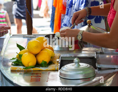 Positano, Italie - 01 juillet 2013 : granita citron vendu dans la rue à Positano. Banque D'Images