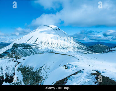 Groupe de randonneurs passant le point le plus élevé de Tongariro Alpine Crossing en hiver, l'un des plus populaires pour les randonnées en Nouvelle-Zélande. Cône de l'volc active Banque D'Images