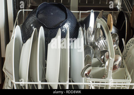 Lave-vaisselle avec vaisselle propre, close-up Banque D'Images