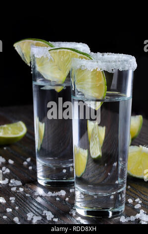 Partie de tequila, encadrée avec une pointe de sel avec lime slice dans de grands verres Banque D'Images