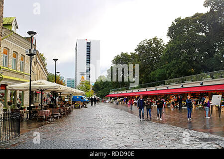 TALLINN, ESTONIE - 30 août 2018 : Hotel Viru à Tallinn et marché aux fleurs (à gauche) Banque D'Images