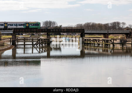 Le sud du train traversant un pont ferroviaire sur une rivière, chez Ford, West Sussex, UK Banque D'Images