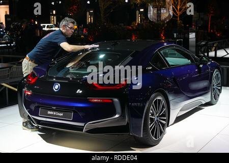 Bruxelles, Belgique. 17 Jan, 2019. Un membre du personnel nettoie une BMW i8 Coupé au salon des voitures de rêve de la 97e Salon de l'automobile à Bruxelles Bruxelles, Belgique, le 17 janvier 2019. Le 97e Salon de l'Automobile de Bruxelles est ouvert au public le 19 janvier. Environ 40 voitures de luxe s'affichent au salon des voitures de rêve pendant le salon de l'automobile. Credit : Zheng Huansong/Xinhua/Alamy Live News Banque D'Images