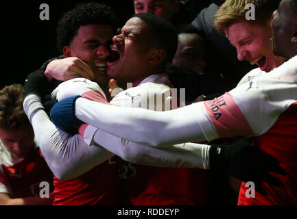 Manchester, Angleterre - 17 janvier : Xavier M. Amaechi Arsenal de célébrer son but avec ses coéquipiers au cours de FA Quatrième série jeunesse match entre Arsenal et Tottenham Hotspur à Meadow Park Stadium sur 17 janvier 2019 à Manchester, Royaume-Uni. Action Sport Crédit photo FA Premier League Ligue de football et les images sont soumis à licence DataCo usage éditorial seulement aucune utilisation non autorisée avec l'audio, vidéo, données, listes de luminaire (en dehors de l'UE), club ou la Ligue de logos ou services 'live'. En ligne De-match utilisation limitée à 45 images ( +15 en temps supplémentaire). Aucune utilisation d'émuler des images en mouvement. Aucune utilisation de pari, g Banque D'Images