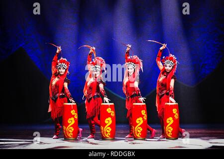 Sao Paulo, Brésil. 17 Jan, 2019. Des artistes de la troupe acrobatique de Chine Shenyang effectuer dans Credicard Hall de Sao Paulo, Brésil, le 17 janvier 2019. Source : Xinhua/Alamy Live News Banque D'Images