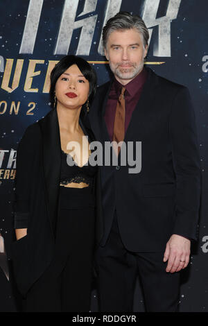 New York, NY, USA. 17 Jan, 2019. Darah Trang et Anson Mount à la Star Trek : Découverte de Saison 2 Premiere à Conrad à New York le 17 janvier 2019. Crédit : John Palmer/media/Alamy Punch Live News Banque D'Images