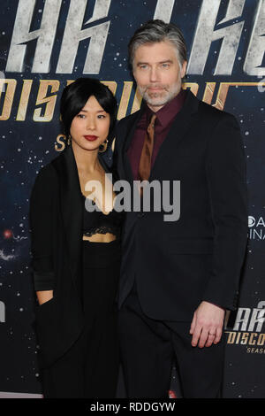 New York, NY, USA. 17 Jan, 2019. Darah Trang et Anson Mount à la Star Trek : Découverte de Saison 2 Premiere à Conrad à New York le 17 janvier 2019. Crédit : John Palmer/media/Alamy Punch Live News Banque D'Images