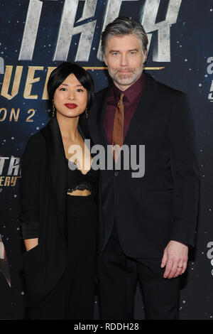 New York, NY, USA. 17 Jan, 2019. Darah Trang et Anson Mount à la Star Trek : Découverte de Saison 2 Premiere à Conrad à New York le 17 janvier 2019. Crédit : John Palmer/media/Alamy Punch Live News Banque D'Images