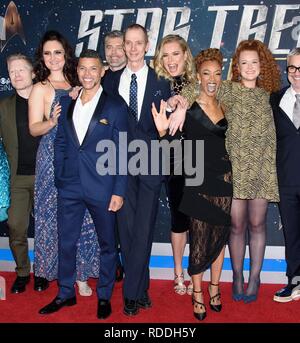 New York, NY, USA. 17 Jan, 2019. Anthony Rapp, Mary Chieffo, Wilson Cruz, Anson Mount, Doug Jones, Rebecca Romijn, Sonequa Martin-Green, Mary Wiseman aux arrivées de STAR TREK : découverte saison officielle 2 première projection, Conrad New York, New York, NY 17 janvier 2019. Credit : RCF/Everett Collection/Alamy Live News Banque D'Images