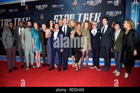 New York, NY, USA. 17 Jan, 2019. Ronnie Rowe Jr., Kenric vert, Shazad Latif, Emily Coutts, Anthony Rapp, Mary Chieffo, Wilson Cruz, Anson Mount, Doug Jones, Rebecca Romijn, Sonequa Martin-Green, Mary Wiseman, Alex Kurtzman, Ethan Peck, Tig Notaro et Heather Kadin aux arrivées de STAR TREK : découverte saison officielle 2 première projection, Conrad New York, New York, NY 17 janvier 2019. Credit : RCF/Everett Collection/Alamy Live News Banque D'Images