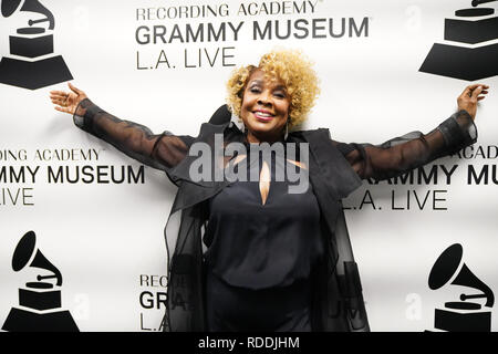 Los Angeles, CA, USA. 13 Jan, 2017. L'acteur musicien - THELMA HOUSTON, honoré au Grammy Museum, Los Angeles, CA, USA, le 17 janvier 2019. Mme Houston est une chanteuse et actrice. Elle a obtenu un premier succès en 1977 avec son enregistrement de ''Don't me quitter de cette façon'', qui a remporté le Grammy de la Meilleure Performance Vocale R&B. Il y a 25 ans jour pour jour, Mme Houston a perdu son Grammy Award dans le terrible tremblement de terre de Northridge. Scott Goldman, directeur artistique pour le Grammy Muesum, a remis à Mme Houston avec un Grammy award de remplacement. Mme Houston effectué quelques-uns de ses plus grands bonjour Banque D'Images