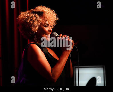 Los Angeles, CA, USA. 17 Jan, 2019. L'acteur musicien - THELMA HOUSTON, honoré au Grammy Museum, Los Angeles, CA, USA, le 17 janvier 2019. Mme Houston est une chanteuse et actrice. Elle a obtenu un premier succès en 1977 avec son enregistrement de ''Don't me quitter de cette façon'', qui a remporté le Grammy de la Meilleure Performance Vocale R&B. Il y a 25 ans jour pour jour, Mme Houston a perdu son Grammy Award dans le terrible tremblement de terre de Northridge. Scott Goldman, directeur artistique pour le Grammy Muesum, a remis à Mme Houston avec un Grammy award de remplacement. Mme Houston effectué quelques-uns de ses plus grands bonjour Banque D'Images