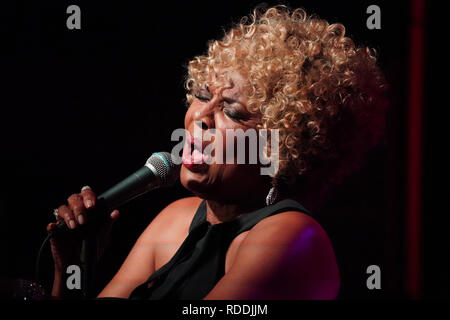 Los Angeles, CA, USA. 17 Jan, 2019. L'acteur musicien - THELMA HOUSTON, honoré au Grammy Museum, Los Angeles, CA, USA, le 17 janvier 2019. Mme Houston est une chanteuse et actrice. Elle a obtenu un premier succès en 1977 avec son enregistrement de ''Don't me quitter de cette façon'', qui a remporté le Grammy de la Meilleure Performance Vocale R&B. Il y a 25 ans jour pour jour, Mme Houston a perdu son Grammy Award dans le terrible tremblement de terre de Northridge. Scott Goldman, directeur artistique pour le Grammy Muesum, a remis à Mme Houston avec un Grammy award de remplacement. Mme Houston effectué quelques-uns de ses plus grands bonjour Banque D'Images