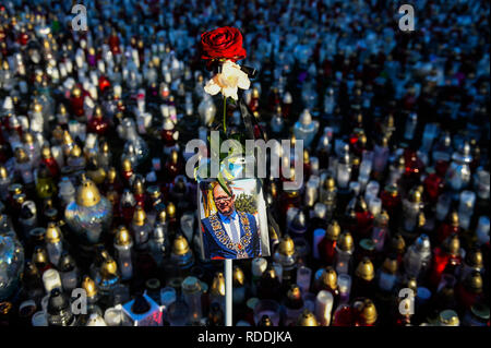 Gdansk, Pologne. 18 janvier, 2019. Portrait de Pawel Adamowicz vu parmi des bougies lors des funérailles des services commémoratifs.Pawel Adamowicz, le maire de la ville polonaise de Gdansk, fut assassiné sur scène pendant le Grand Orchestre de Charité de Noël, la Pologne est le plus important organisme de bienfaisance. Un cortège funèbre passera par les rues de Gdansk et son cercueil sera exposé jusqu'à minuit à la basilique Sainte-Marie où les citoyens polonais sera en mesure de rendre un dernier hommage au Président de Gdansk. Credit : Omar Marques/SOPA Images/ZUMA/Alamy Fil Live News Banque D'Images