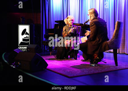 Los Angeles, CA, USA. 13 Jan, 2017. L'acteur musicien - THELMA HOUSTON, honoré au Grammy Museum, Los Angeles, CA, USA, le 17 janvier 2019. Mme Houston est une chanteuse et actrice. Elle a obtenu un premier succès en 1977 avec son enregistrement de ''Don't me quitter de cette façon'', qui a remporté le Grammy de la Meilleure Performance Vocale R&B. Il y a 25 ans jour pour jour, Mme Houston a perdu son Grammy Award dans le terrible tremblement de terre de Northridge. Scott Goldman, directeur artistique pour le Grammy Muesum, a remis à Mme Houston avec un Grammy award de remplacement. Mme Houston effectué quelques-uns de ses plus grands bonjour Banque D'Images